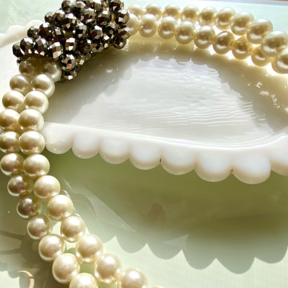 Vintage double strand faux pearl and crystal collar style necklace - Picture 4 of 6